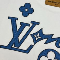 驴牌* LOUIS VUITTON 蓝调老花刺绣T恤-奢雅nv松弛感天花板. 正面的LV小标刺绣,简约又高级,不仔细看会 驴牌* LOUIS VUITTON 蓝调老花刺绣T恤-奢雅nv松弛感天花板. 正面的LV小标刺绣,简约又高级,不仔细看会