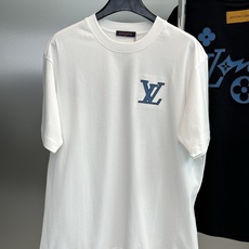 驴牌* LOUIS VUITTON 蓝调老花刺绣T恤-奢雅nv松弛感天花板. 正面的LV小标刺绣,简约又高级,不仔细看会 驴牌* LOUIS VUITTON 蓝调老花刺绣T恤-奢雅nv松弛感天花板. 正面的LV小标刺绣,简约又高级,不仔细看会