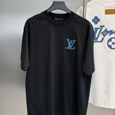 驴牌* LOUIS VUITTON 蓝调老花刺绣T恤-奢雅nv松弛感天花板. 正面的LV小标刺绣,简约又高级,不仔细看会 驴牌* LOUIS VUITTON 蓝调老花刺绣T恤-奢雅nv松弛感天花板. 正面的LV小标刺绣,简约又高级,不仔细看会