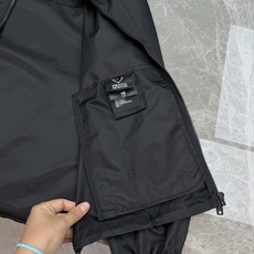 Prada黑色连帽夹克,采用轻薄尼龙材质,防风防泼水,春秋季节超适合!简约设计+胸前三角Logo,低调又 Prada黑色连帽夹克,采用轻薄尼龙材质,防风防泼水,春秋季节超适合!简约设计+胸前三角Logo,低调又
