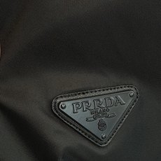 Prada黑色连帽夹克,采用轻薄尼龙材质,防风防泼水,春秋季节超适合!简约设计+胸前三角Logo,低调又 Prada黑色连帽夹克,采用轻薄尼龙材质,防风防泼水,春秋季节超适合!简约设计+胸前三角Logo,低调又