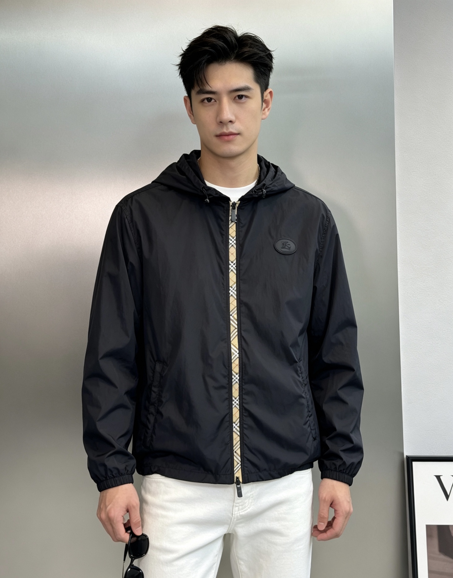 Burberry巴宝莉男士连帽休闲夹克，采用100%聚酰胺尼龙，轻盈防水，春夏或微风天气都很适合穿！宽松
