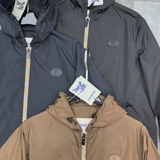 Burberry巴宝莉男士连帽休闲夹克,采用100%聚酰胺尼龙,轻盈防水,春夏或微风天气都很适合穿!宽松 Burberry巴宝莉男士连帽休闲夹克,采用100%聚酰胺尼龙,轻盈防水,春夏或微风天气都很适合穿!宽松