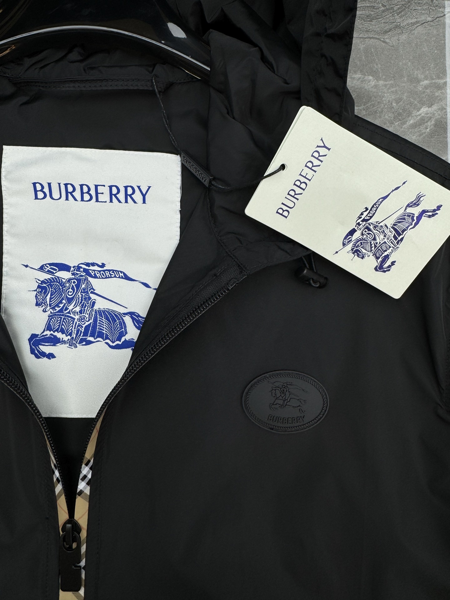 Burberry巴宝莉男士连帽休闲夹克,采用100%聚酰胺尼龙,轻盈防水,春夏或微风天气都很适合穿!宽松 Burberry巴宝莉男士连帽休闲夹克,采用100%聚酰胺尼龙,轻盈防水,春夏或微风天气都很适合穿!宽松