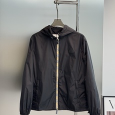 Burberry巴宝莉男士连帽休闲夹克,采用100%聚酰胺尼龙,轻盈防水,春夏或微风天气都很适合穿!宽松 Burberry巴宝莉男士连帽休闲夹克,采用100%聚酰胺尼龙,轻盈防水,春夏或微风天气都很适合穿!宽松