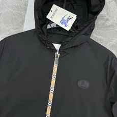 Burberry巴宝莉男士连帽休闲夹克,采用100%聚酰胺尼龙,轻盈防水,春夏或微风天气都很适合穿!宽松 Burberry巴宝莉男士连帽休闲夹克,采用100%聚酰胺尼龙,轻盈防水,春夏或微风天气都很适合穿!宽松