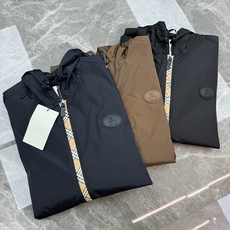 Burberry巴宝莉男士连帽休闲夹克,采用100%聚酰胺尼龙,轻盈防水,春夏或微风天气都很适合穿!宽松 Burberry巴宝莉男士连帽休闲夹克,采用100%聚酰胺尼龙,轻盈防水,春夏或微风天气都很适合穿!宽松