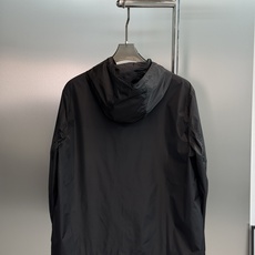 Burberry巴宝莉男士连帽休闲夹克,采用100%聚酰胺尼龙,轻盈防水,春夏或微风天气都很适合穿!宽松 Burberry巴宝莉男士连帽休闲夹克,采用100%聚酰胺尼龙,轻盈防水,春夏或微风天气都很适合穿!宽松