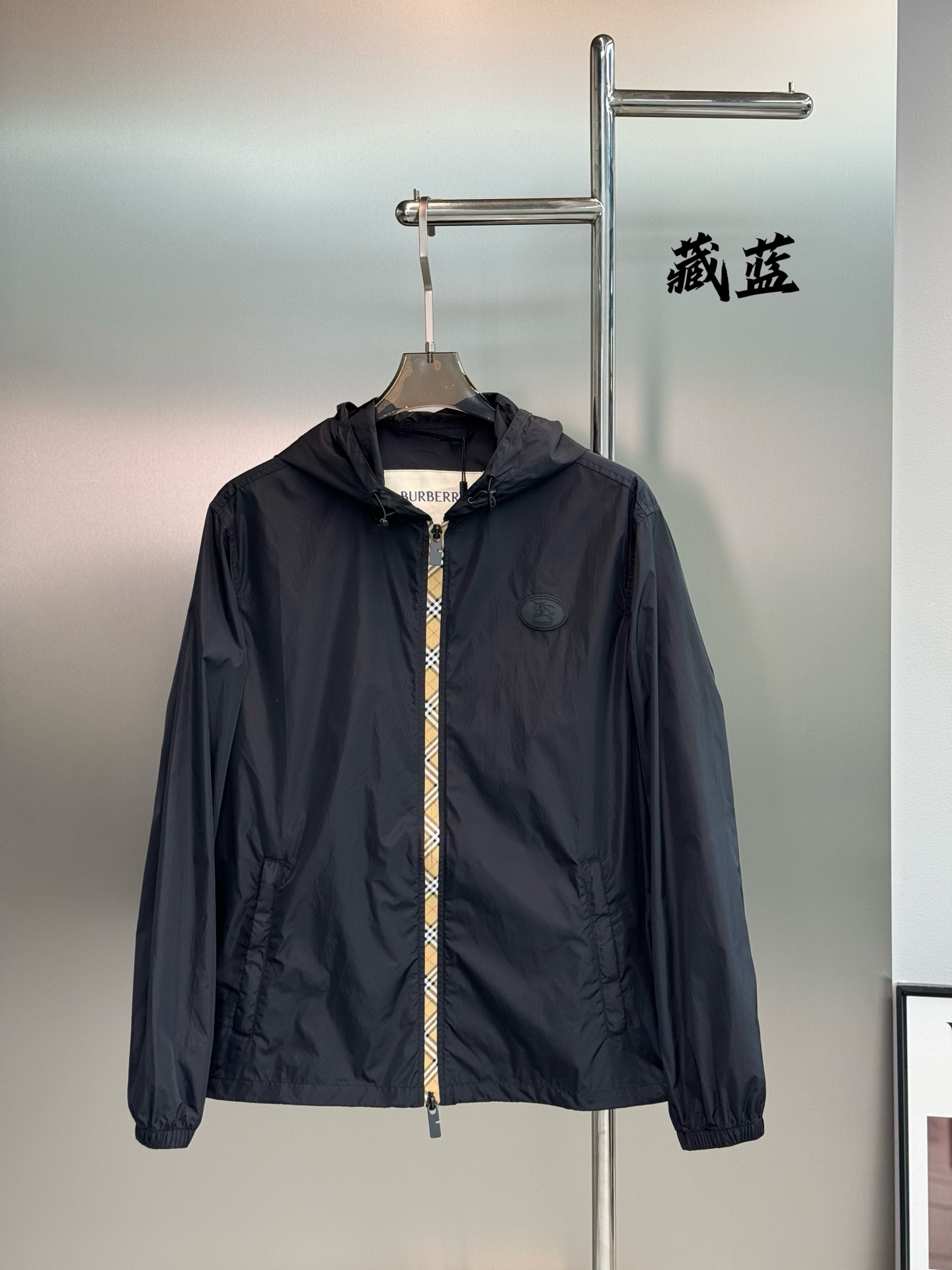Burberry巴宝莉男士连帽休闲夹克，采用100%聚酰胺尼龙，轻盈防水，春夏或微风天气都很适合穿！宽松