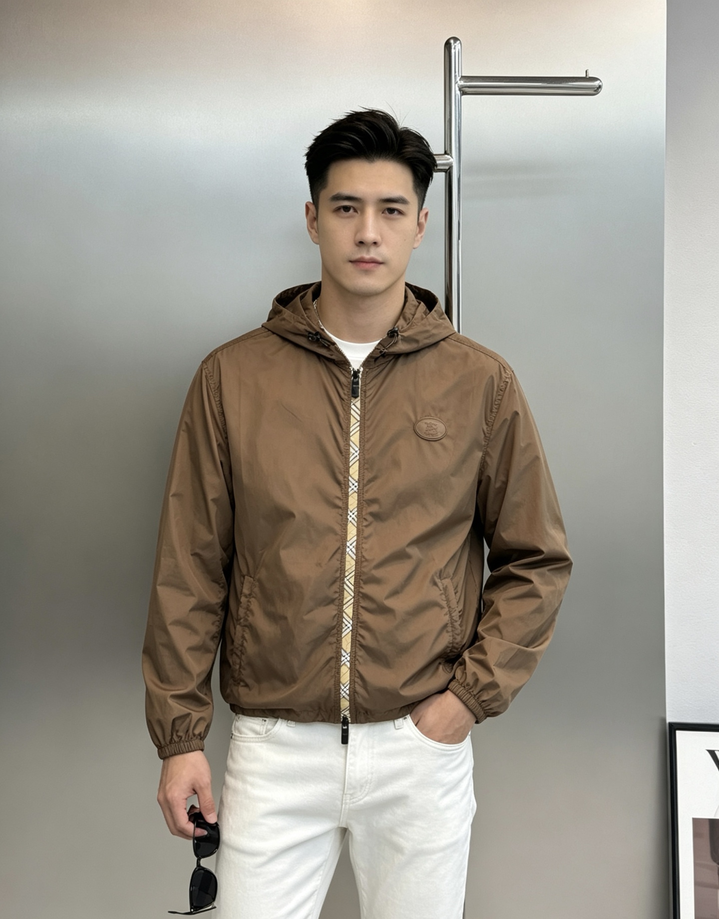 Burberry巴宝莉男士连帽休闲夹克，采用100%聚酰胺尼龙，轻盈防水，春夏或微风天气都很适合穿！宽松