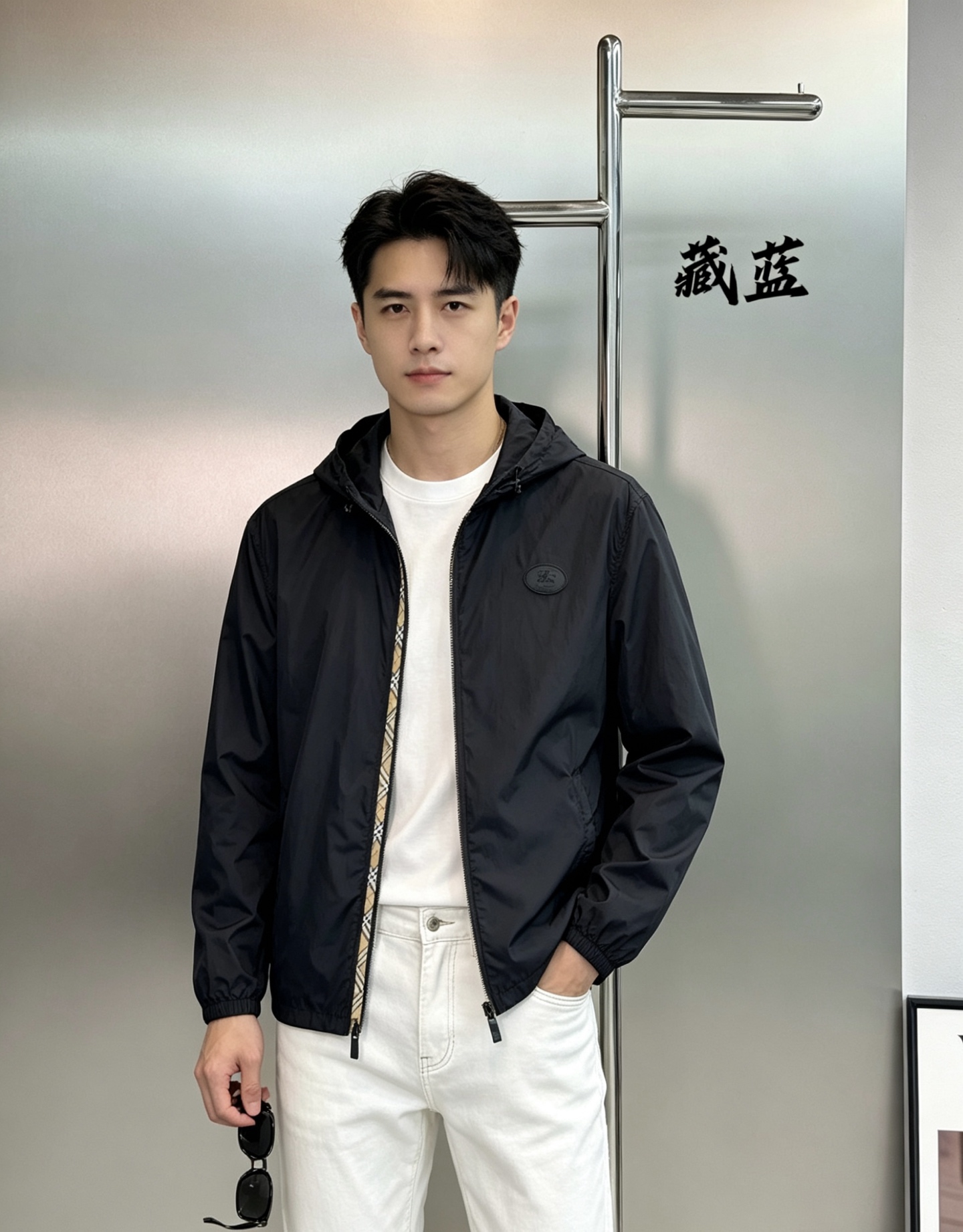 Burberry巴宝莉男士连帽休闲夹克，采用100%聚酰胺尼龙，轻盈防水，春夏或微风天气都很适合穿！宽松