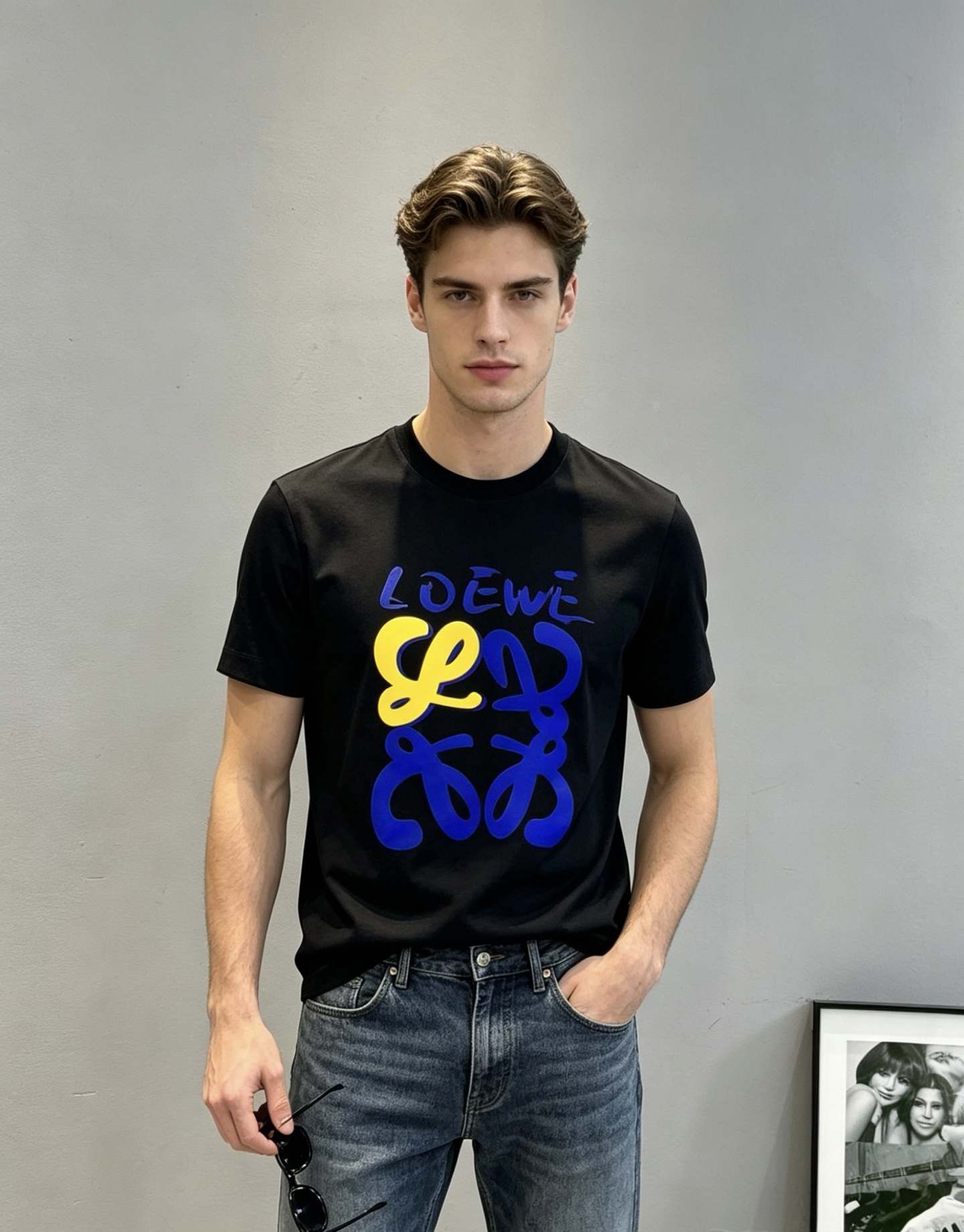 LOEWE罗意威26s新款丝光棉圆领短袖.品牌标志性产物.3D立体色彩系烫画.搭配LOGO标识.讨巧的细