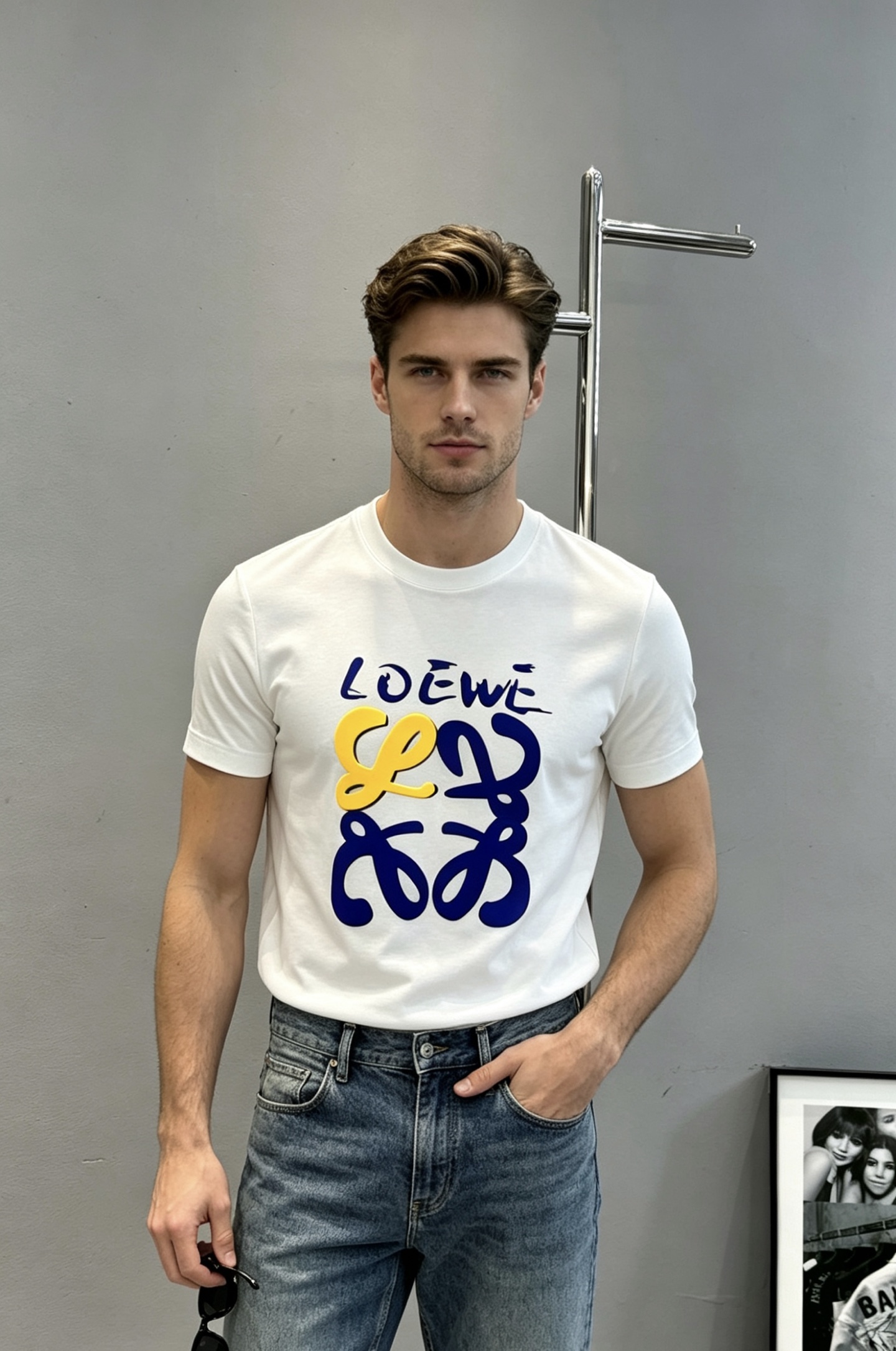 LOEWE罗意威26s新款丝光棉圆领短袖.品牌标志性产物.3D立体色彩系烫画.搭配LOGO标识.讨巧的细