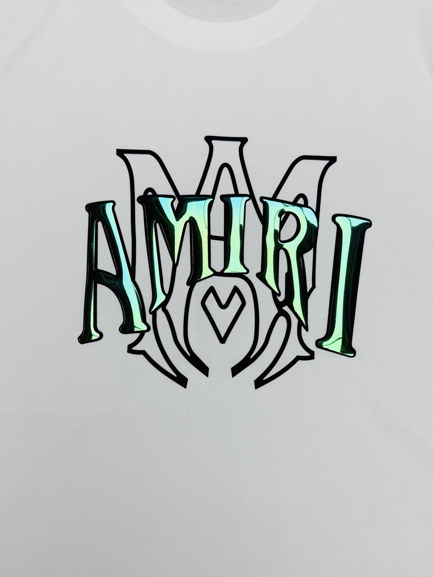 AMIRI无袖印花背心，黑色、灰色、白色三色可选，正面品牌Logo+荧光绿蓝渐变，街头感十足✨。高品质冰