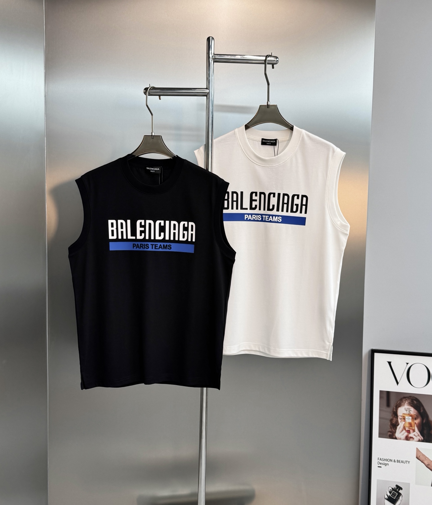 Balenciaga巴黎世家Paris Teams系列无袖背心,黑白两色可选,超舒适凉爽冰棉材质,穿着舒 Balenciaga巴黎世家Paris Teams系列无袖背心,黑白两色可选,超舒适凉爽冰棉材质,穿着舒