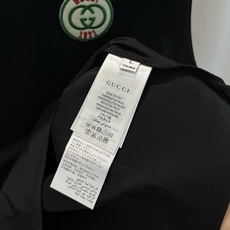 Gucci古奇春夏新款背心. 胸口圆标刺绣徽章.圆形植绒刺绣,红绿边搭配红色GUCCI字样、双G互扣Lo Gucci古奇春夏新款背心. 胸口圆标刺绣徽章.圆形植绒刺绣,红绿边搭配红色GUCCI字样、双G互扣Lo