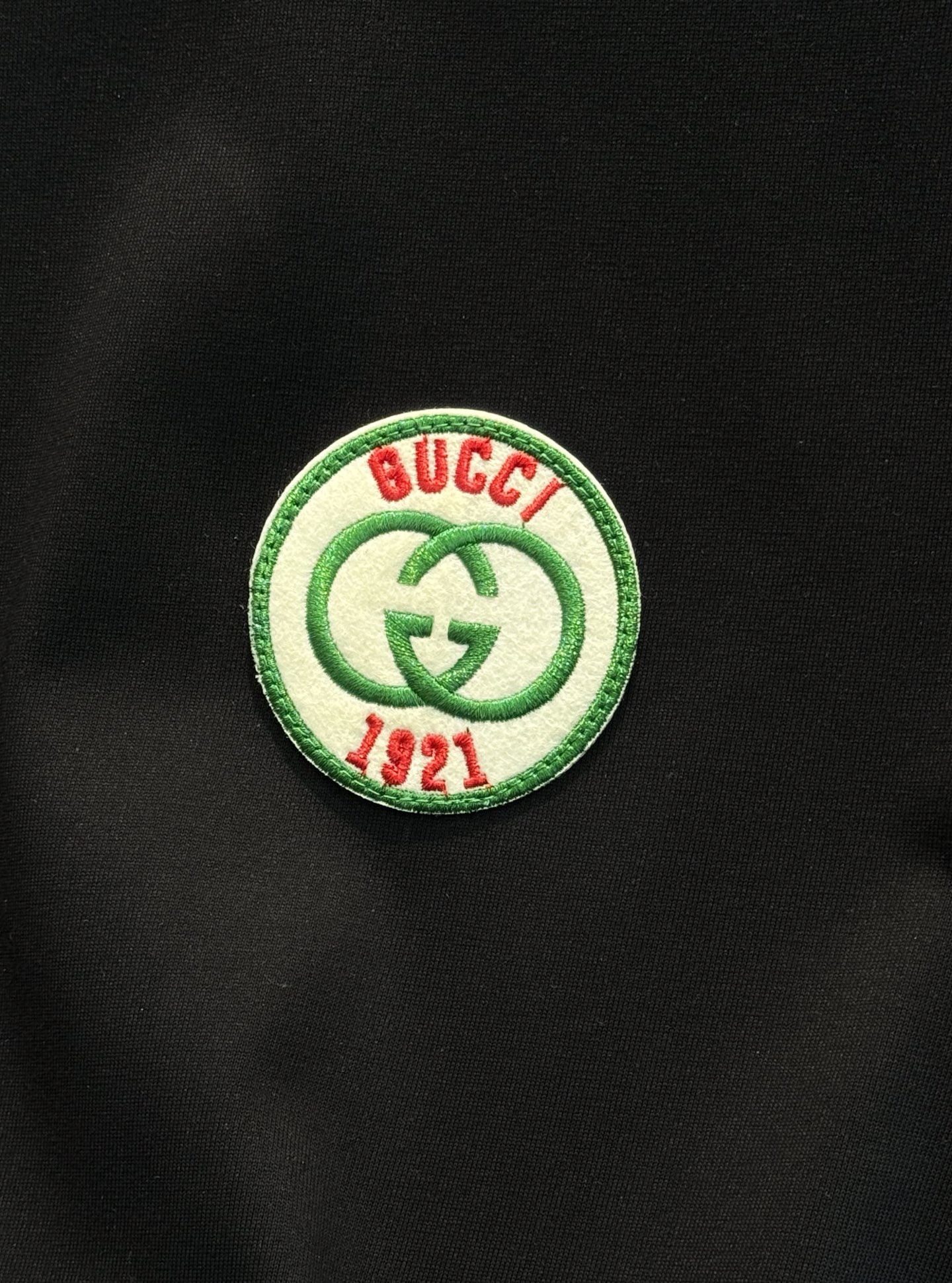 Gucci古奇春夏新款背心. 胸口圆标刺绣徽章.圆形植绒刺绣,红绿边搭配红色GUCCI字样、双G互扣Lo Gucci古奇春夏新款背心. 胸口圆标刺绣徽章.圆形植绒刺绣,红绿边搭配红色GUCCI字样、双G互扣Lo