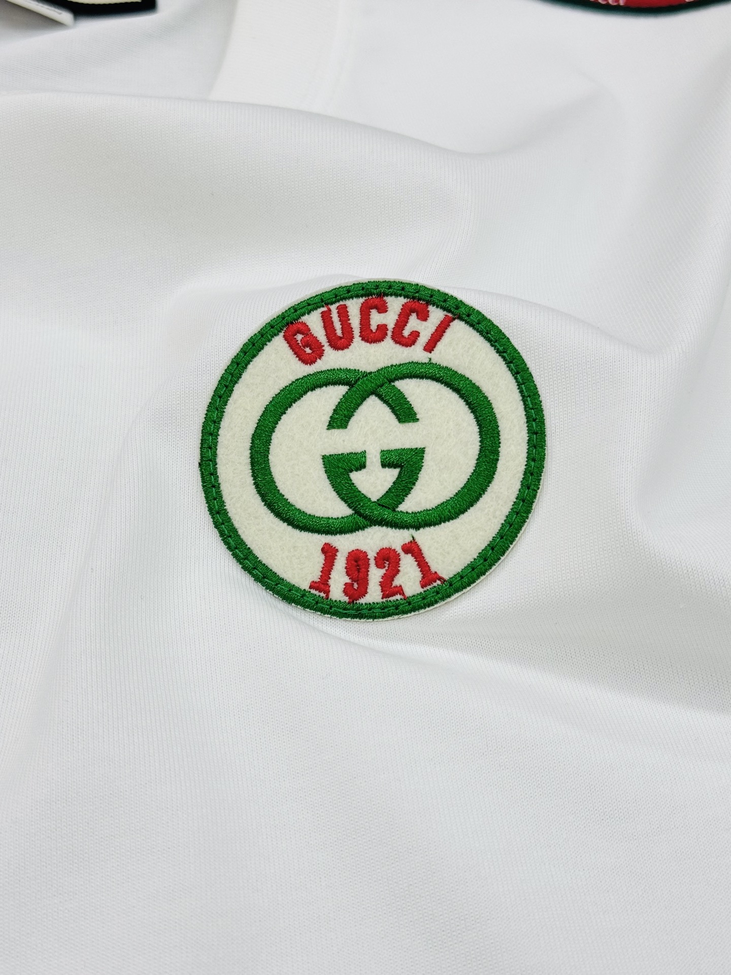 Gucci古奇春夏新款背心. 胸口圆标刺绣徽章.圆形植绒刺绣，红绿包边搭配红色GUCCI字样、双G互扣L