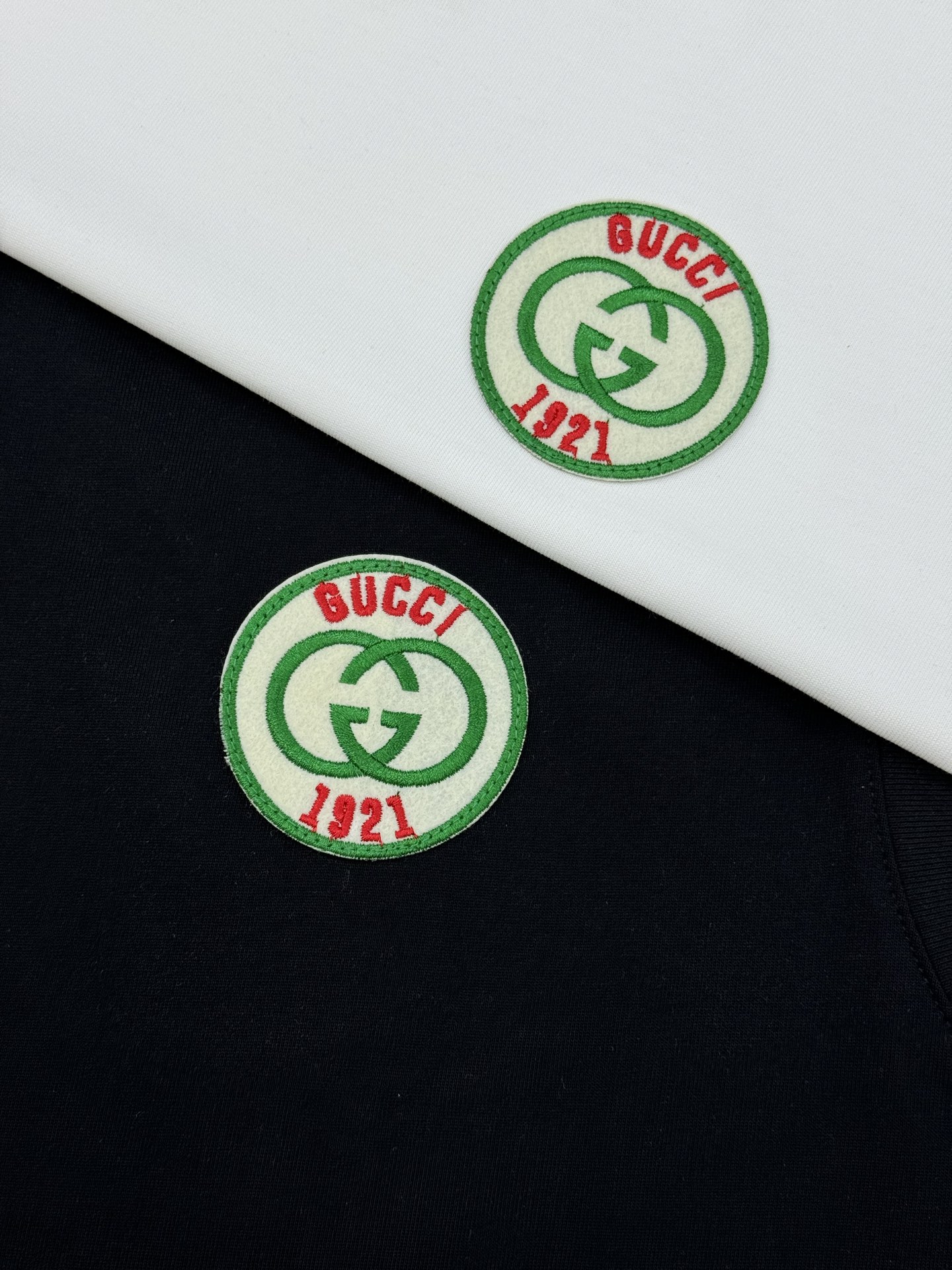Gucci古奇春夏新款背心. 胸口圆标刺绣徽章.圆形植绒刺绣，红绿包边搭配红色GUCCI字样、双G互扣L