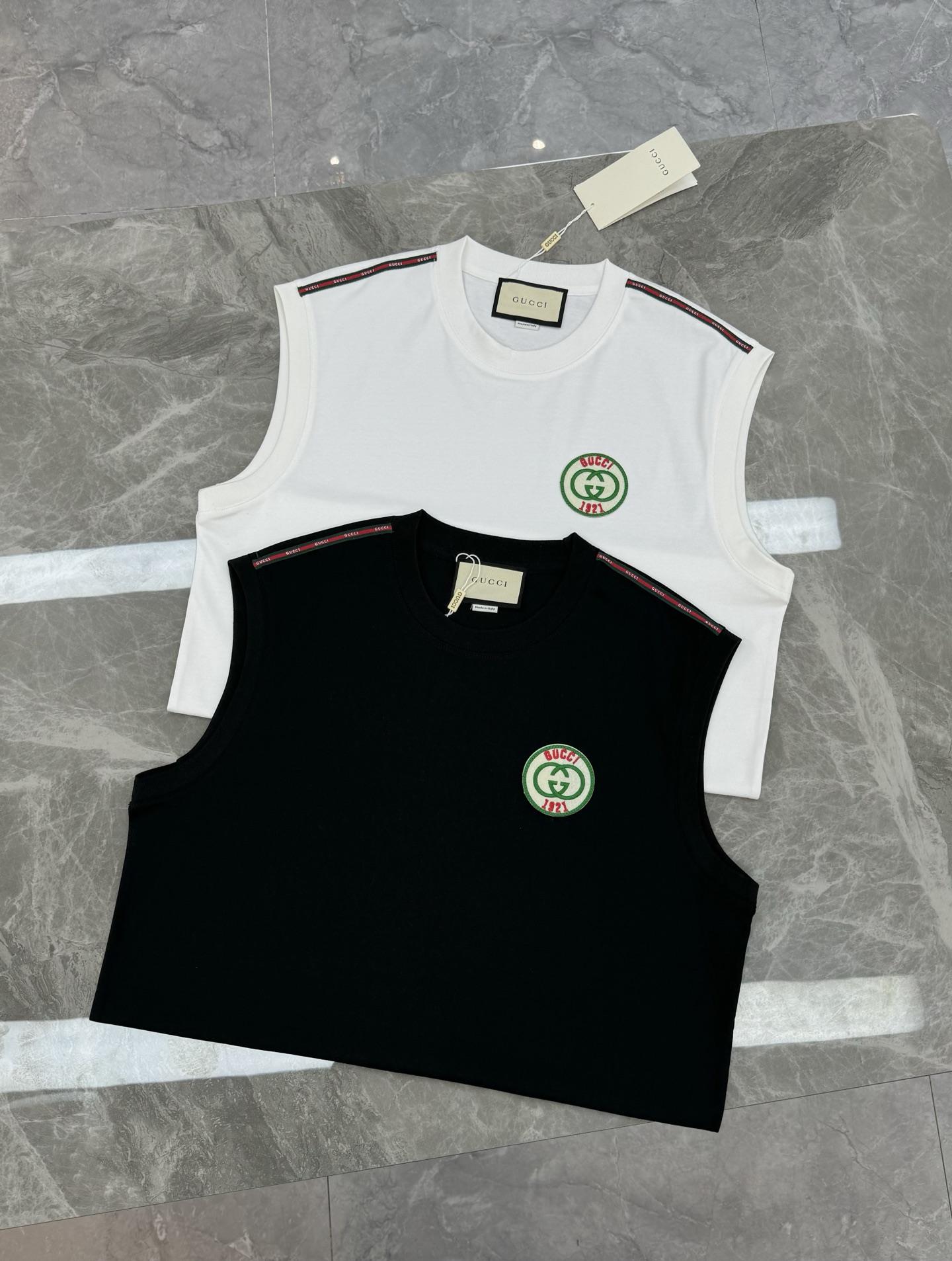 Gucci古奇春夏新款背心. 胸口圆标刺绣徽章.圆形植绒刺绣，红绿包边搭配红色GUCCI字样、双G互扣L