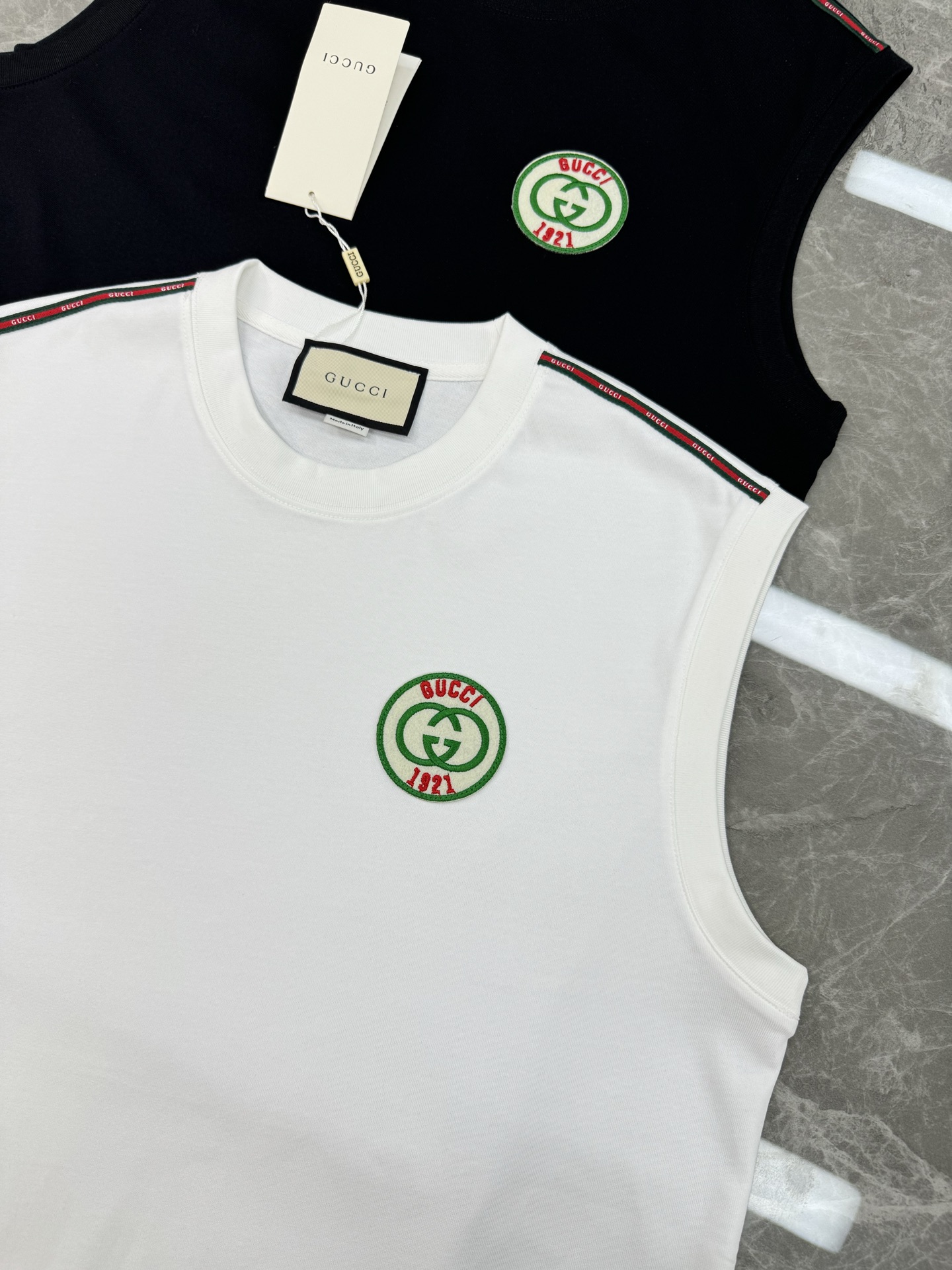 Gucci古奇春夏新款背心. 胸口圆标刺绣徽章.圆形植绒刺绣，红绿包边搭配红色GUCCI字样、双G互扣L