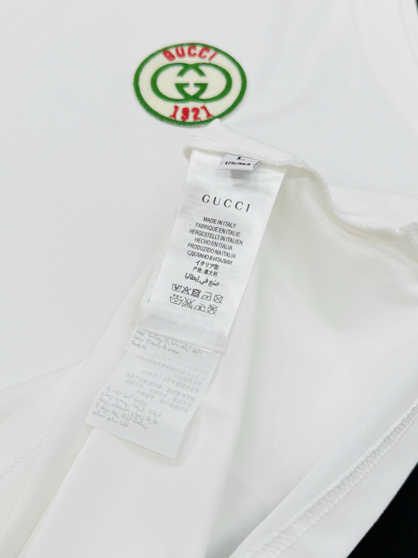 Gucci古奇春夏新款背心. 胸口圆标刺绣徽章.圆形植绒刺绣，红绿包边搭配红色GUCCI字样、双G互扣L