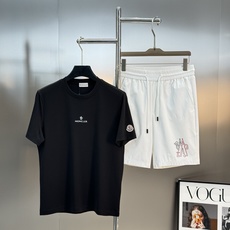 MONCLER蒙口26s夏季新款圆领短袖.品牌图形LOGO辨识度鲜明超级走心!!!袖子搭配经典小帽子标识.选用客供190 MONCLER蒙口26s夏季新款圆领短袖.品牌图形LOGO辨识度鲜明超级走心!!!袖子搭配经典小帽子标识.选用客供190