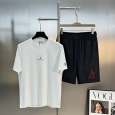 MONCLER蒙口26s夏季新款圆领短袖.品牌图形LOGO辨识度鲜明超级走心!!!袖子搭配经典小帽子标识.选用客供190 MONCLER蒙口26s夏季新款圆领短袖.品牌图形LOGO辨识度鲜明超级走心!!!袖子搭配经典小帽子标识.选用客供190