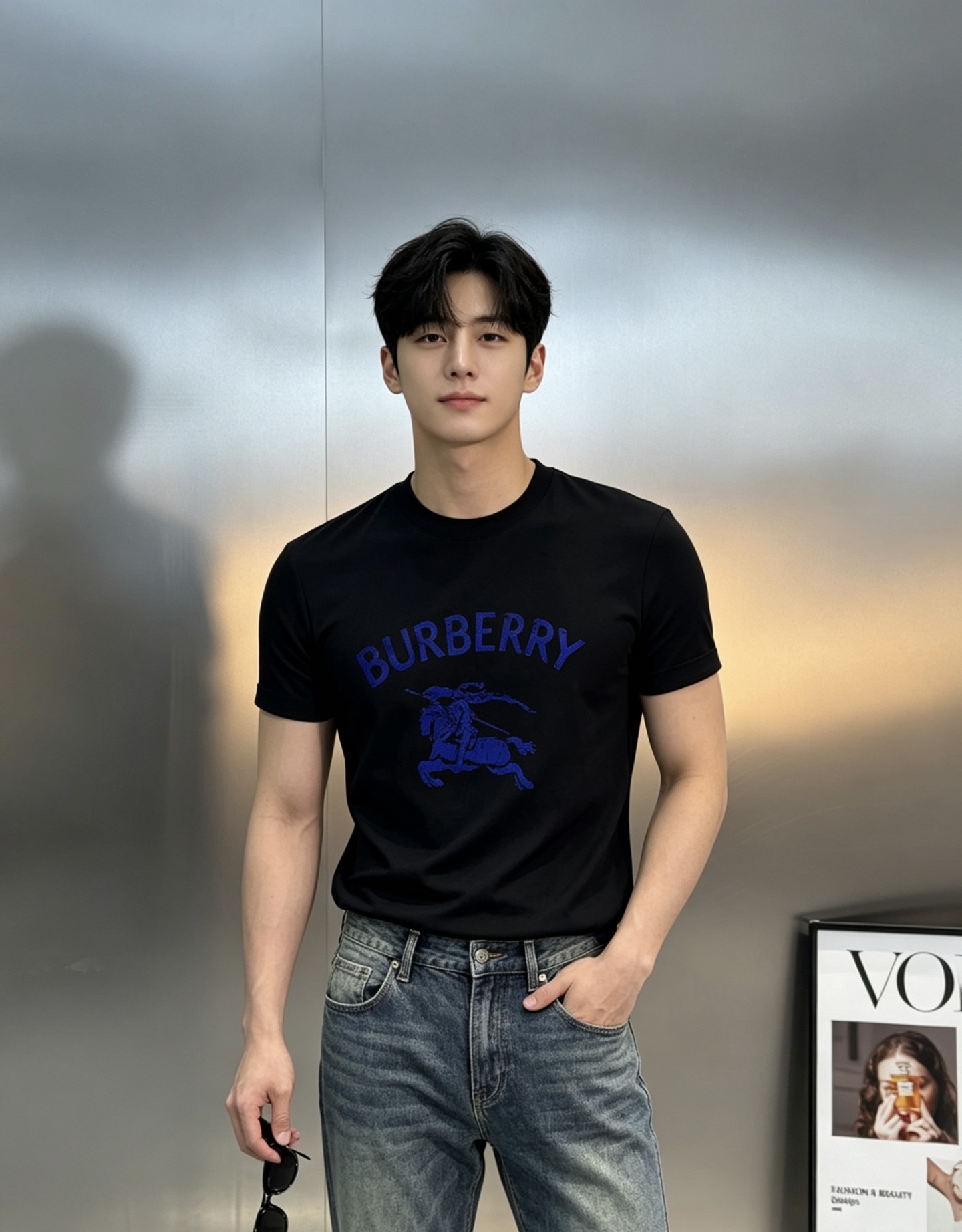 NO:950292,BBR* Burberry 26s new mercerized cotton T-shirt. On the front is the classic knight logo + brand letters, the printing is super recognizable!  Classic war horse style matching. Handsome and fashionable, simple and versatile. 200g mercerized cotton fabric is selected. It is not only crisp and maintains the trendy silhouette, but also comfortable to wear. The yarn is more delicate and the color is black and white. Size M-4XL slim fit (/145 pounds recommended XL), burberry, tees, t-shirt,19860909BBR*巴宝莉26s新款丝光棉T恤. 正面是经典骑士Logo+品牌字母,印花超有辨识度！经典战马造型搭配.帅气时尚,简约百搭款.优选200g丝光棉面料棉.不仅挺括,保持潮流的廓形,又穿着舒适,纱织更细腻,颜色黑色.白色.码数M-4XL修身版型（/145斤建议XL）,,burberry,tees，t-shirt,,Men's clothing