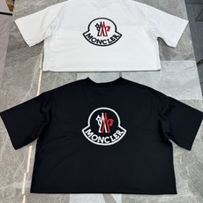 Moncler这款刺绣徽章短袖T恤❤️采用纯棉面料,柔软透气,穿着超舒适!黑白两色可选,简约圆领设计,百搭不挑人✨胸前和 Moncler这款刺绣徽章短袖T恤❤️采用纯棉面料,柔软透气,穿着超舒适!黑白两色可选,简约圆领设计,百搭不挑人✨胸前和