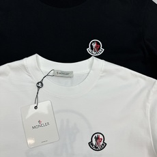 Moncler这款刺绣徽章短袖T恤❤️采用纯棉面料,柔软透气,穿着超舒适!黑白两色可选,简约圆领设计,百搭不挑人✨胸前和 Moncler这款刺绣徽章短袖T恤❤️采用纯棉面料,柔软透气,穿着超舒适!黑白两色可选,简约圆领设计,百搭不挑人✨胸前和