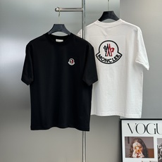 Moncler这款刺绣徽章短袖T恤❤️采用纯棉面料,柔软透气,穿着超舒适!黑白两色可选,简约圆领设计,百搭不挑人✨胸前和 Moncler这款刺绣徽章短袖T恤❤️采用纯棉面料,柔软透气,穿着超舒适!黑白两色可选,简约圆领设计,百搭不挑人✨胸前和