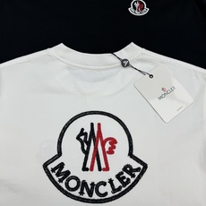 Moncler这款刺绣徽章短袖T恤❤️采用纯棉面料,柔软透气,穿着超舒适!黑白两色可选,简约圆领设计,百搭不挑人✨胸前和 Moncler这款刺绣徽章短袖T恤❤️采用纯棉面料,柔软透气,穿着超舒适!黑白两色可选,简约圆领设计,百搭不挑人✨胸前和