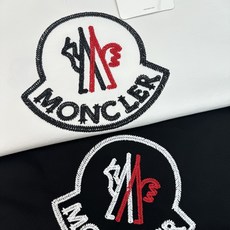 Moncler这款刺绣徽章短袖T恤❤️采用纯棉面料,柔软透气,穿着超舒适!黑白两色可选,简约圆领设计,百搭不挑人✨胸前和 Moncler这款刺绣徽章短袖T恤❤️采用纯棉面料,柔软透气,穿着超舒适!黑白两色可选,简约圆领设计,百搭不挑人✨胸前和
