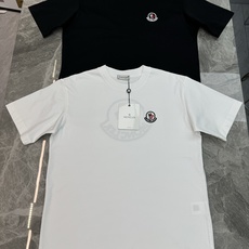 Moncler这款刺绣徽章短袖T恤❤️采用纯棉面料,柔软透气,穿着超舒适!黑白两色可选,简约圆领设计,百搭不挑人✨胸前和 Moncler这款刺绣徽章短袖T恤❤️采用纯棉面料,柔软透气,穿着超舒适!黑白两色可选,简约圆领设计,百搭不挑人✨胸前和
