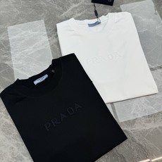 Prada普拉达刺绣短袖T恤,黑白两色可选,简约大气,正面&背面都有经典Logo刺绣,低调又有辨识度✨高品质纯棉面料,柔 Prada普拉达刺绣短袖T恤,黑白两色可选,简约大气,正面&背面都有经典Logo刺绣,低调又有辨识度✨高品质纯棉面料,柔