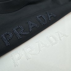 Prada普拉达刺绣短袖T恤,黑白两色可选,简约大气,正面&背面都有经典Logo刺绣,低调又有辨识度✨高品质纯棉面料,柔 Prada普拉达刺绣短袖T恤,黑白两色可选,简约大气,正面&背面都有经典Logo刺绣,低调又有辨识度✨高品质纯棉面料,柔
