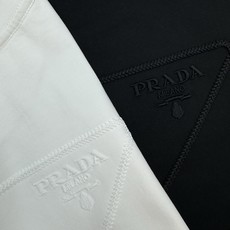 Prada普拉达刺绣短袖T恤,黑白两色可选,简约大气,正面&背面都有经典Logo刺绣,低调又有辨识度✨高品质纯棉面料,柔 Prada普拉达刺绣短袖T恤,黑白两色可选,简约大气,正面&背面都有经典Logo刺绣,低调又有辨识度✨高品质纯棉面料,柔