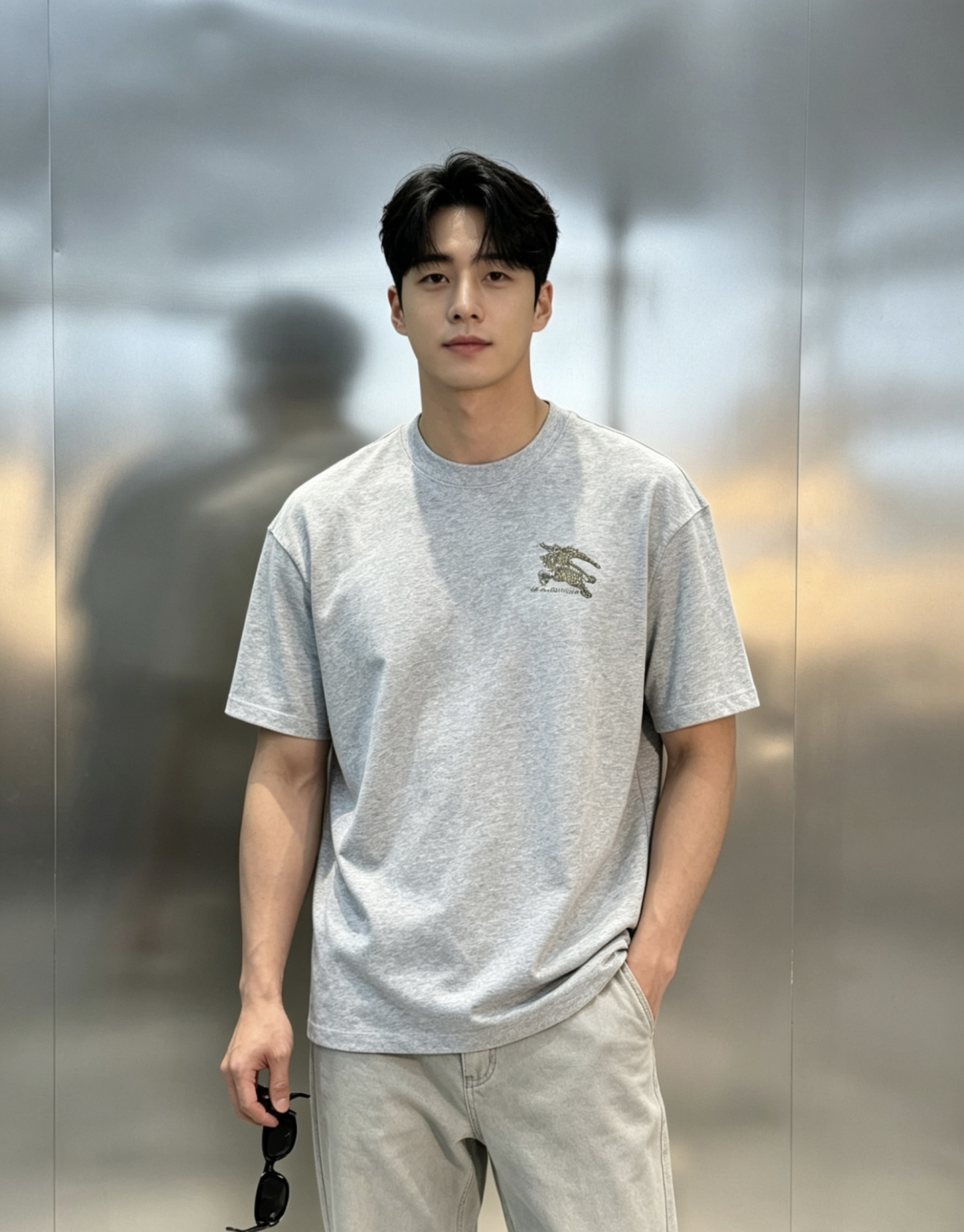 NO:950236,Burberry 26s new fashion brand T-shirt. Same solid color for men and women - classic war horse logo on the chest. Classic B family plaid. Combined with hot diamond technology. Highly recognizable. Plaid letters on the back, full of British style!  The 280g cotton fabric is soft and breathable, making it super comfortable for daily wear. The loose fit is suitable for casual wear with jeans or casual pants, and you can easily get a simple and fashionable sense ~ all three standards!  Color White. Black. Gray. Size S-3XL slightly expanded version (L is recommended for 175/145 pounds), burberry, burberry, jeans, tees, t-shirt,19860909Burberry巴宝莉26s新款潮牌T恤.男女同款纯色系-胸前经典战马logo.经典B家格子.结合烫钻工艺.辨识度超高.背面格纹字母,英伦风满满！280g棉质面料柔软透气,日常穿着超舒适.宽松版型,随便搭牛仔裤or休闲裤都很OK,轻松get简约时尚感～三标齐！颜色白色.黑色.花灰.码数S-3XL微扩版型（175/145斤建议L）,,burberry,burberry,jeans,tees，t-shirt,,Men's clothing
