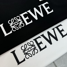 LOEWE罗意威Anagram字母阔版纯棉短袖T恤|男女同款❤️ 将罗意威标志性Anagram四连环图腾嵌入LOGO字母 LOEWE罗意威Anagram字母阔版纯棉短袖T恤|男女同款❤️ 将罗意威标志性Anagram四连环图腾嵌入LOGO字母