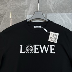 LOEWE罗意威Anagram字母阔版纯棉短袖T恤|男女同款❤️ 将罗意威标志性Anagram四连环图腾嵌入LOGO字母 LOEWE罗意威Anagram字母阔版纯棉短袖T恤|男女同款❤️ 将罗意威标志性Anagram四连环图腾嵌入LOGO字母