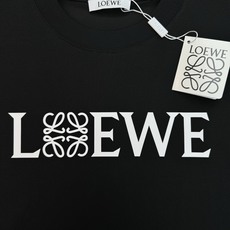 LOEWE罗意威Anagram字母阔版纯棉短袖T恤|男女同款❤️ 将罗意威标志性Anagram四连环图腾嵌入LOGO字母 LOEWE罗意威Anagram字母阔版纯棉短袖T恤|男女同款❤️ 将罗意威标志性Anagram四连环图腾嵌入LOGO字母