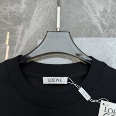 LOEWE罗意威Anagram字母阔版纯棉短袖T恤|男女同款❤️ 将罗意威标志性Anagram四连环图腾嵌入LOGO字母 LOEWE罗意威Anagram字母阔版纯棉短袖T恤|男女同款❤️ 将罗意威标志性Anagram四连环图腾嵌入LOGO字母