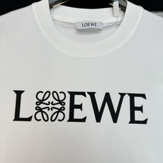 LOEWE罗意威Anagram字母阔版纯棉短袖T恤|男女同款❤️ 将罗意威标志性Anagram四连环图腾嵌入LOGO字母 LOEWE罗意威Anagram字母阔版纯棉短袖T恤|男女同款❤️ 将罗意威标志性Anagram四连环图腾嵌入LOGO字母