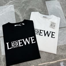 LOEWE罗意威Anagram字母阔版纯棉短袖T恤|男女同款❤️ 将罗意威标志性Anagram四连环图腾嵌入LOGO字母 LOEWE罗意威Anagram字母阔版纯棉短袖T恤|男女同款❤️ 将罗意威标志性Anagram四连环图腾嵌入LOGO字母