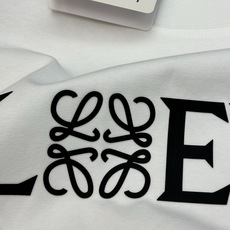 LOEWE罗意威Anagram字母阔版纯棉短袖T恤|男女同款❤️ 将罗意威标志性Anagram四连环图腾嵌入LOGO字母 LOEWE罗意威Anagram字母阔版纯棉短袖T恤|男女同款❤️ 将罗意威标志性Anagram四连环图腾嵌入LOGO字母
