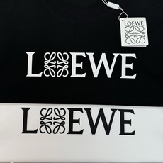 LOEWE罗意威Anagram字母阔版纯棉短袖T恤|男女同款❤️ 将罗意威标志性Anagram四连环图腾嵌入LOGO字母 LOEWE罗意威Anagram字母阔版纯棉短袖T恤|男女同款❤️ 将罗意威标志性Anagram四连环图腾嵌入LOGO字母