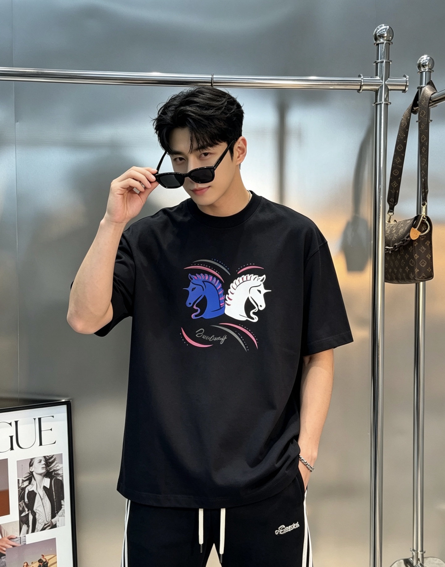 NO:912197,Burberry unicorn printed T-shirt Burberry 26s new product. Same style for men and women!  The blue and white unicorn + colorful lines on the chest are very recognizable! High-temperature heat transfer process. 280g pure cotton material, comfortable and breathable to wear, suitable for daily outings or leisure. The brand logo on the chest is full of British style and full of fashion sense. It is versatile with jeans or casual pants, and it is easy to get a simple style! All three standards!  Color: Off-white. Black. Gray. Size: S-3XL slightly enlarged version (L recommended for 145 pounds), burberry, burberry, jeans, tees, t-shirt,19860909Burberry独角兽印花T恤巴宝莉26s新品.男女同款！胸前蓝白独角兽+彩色线条,超有辨识度!高温烫画工艺.280g纯棉材质,穿着舒适透气,日常出街或休闲都OK.胸前品牌标志,英伦风满满,时尚感拉满.搭配牛仔裤或休闲裤都很百搭,轻松搞定简约风穿搭!三标齐！颜色米白.黑色.花灰.码数S-3XL微扩版型（/145斤建议L）,,burberry,burberry,jeans,tees，t-shirt,,Men's clothing