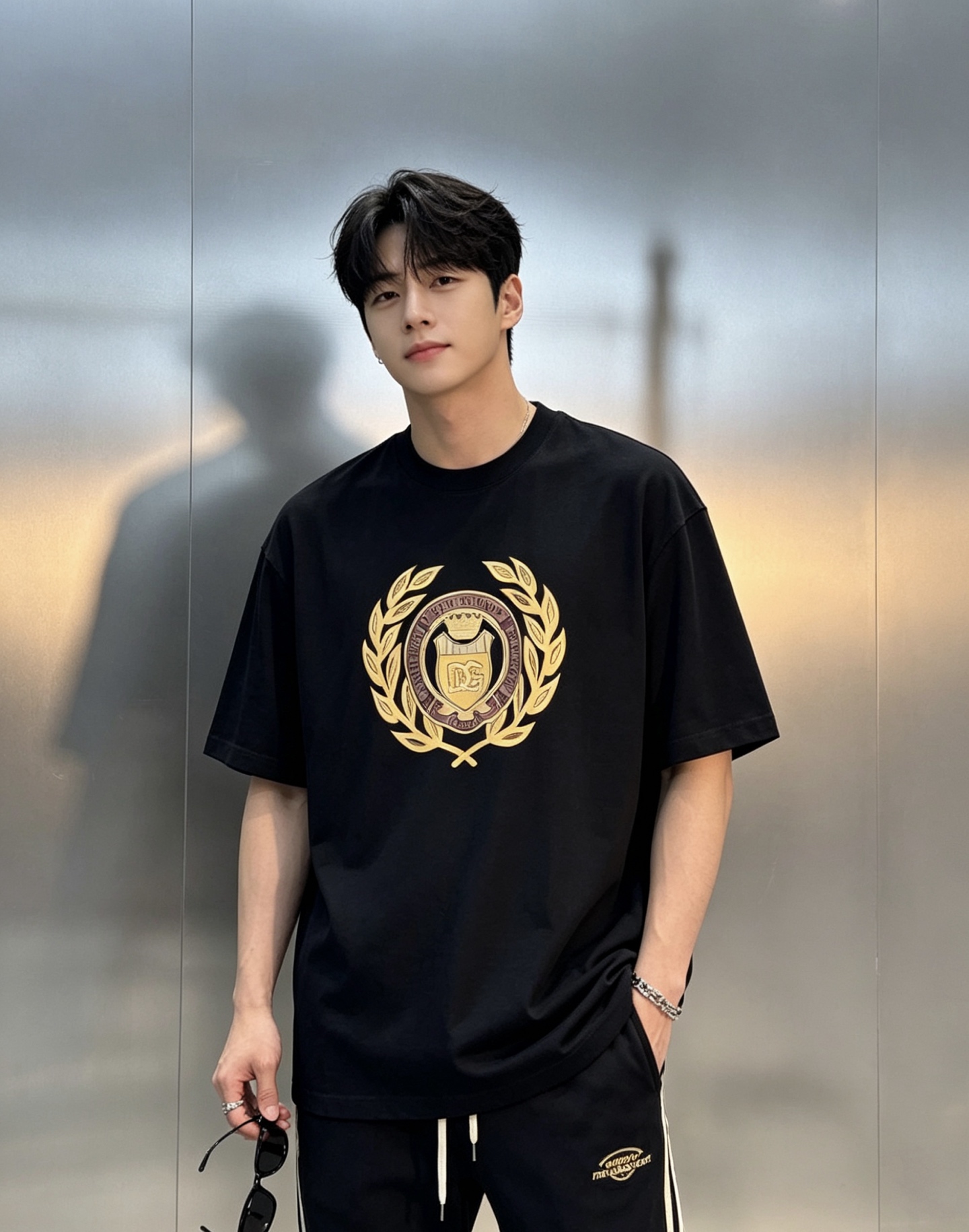NO:912191,Dolce & Gabbana's new fashion brand T-shirt, the same style for men and women, the golden badge embroidery on the chest is super eye-catching, the shield + laurel leaf design, high-temperature heat transfer process. Exquisite details, full of brand sense. The 280g pure cotton material is soft and breathable, super comfortable to wear against the skin, and the slim fit shows the body line. It is OK to wear alone or with a jacket for daily use. It is easy to create a fashionable and casual style, low-key and recognizable, suitable for you who pursue quality and design!  All three standards!  Color black. Dark gray. White. Size S-3XL slightly expanded version (L recommended for 145 pounds), Dolce&Gabbana, Dolce&Gabbana, jackets & coats, tees, t-shirt,19860909Dolce & Gabbana杜嘉班纳新款潮牌T恤,男女同款胸前金色徽章刺绣超吸睛,盾牌+月桂叶设计,高温烫画工艺.细节精致,品牌感满满280g纯棉材质柔软透气,贴肤穿着超舒适,修身版型很显身材线条.日常单穿或搭配外套都很OK,轻松打造时尚休闲风,低调又有辨识度,适合追求品质和设计感的你！三标齐！颜色黑色.深灰.白色.码数S-3XL微扩版型（/145斤建议L）,,Dolce&Gabbana,Dolce&Gabbana,jackets & coats,tees，t-shirt,,Men's clothing