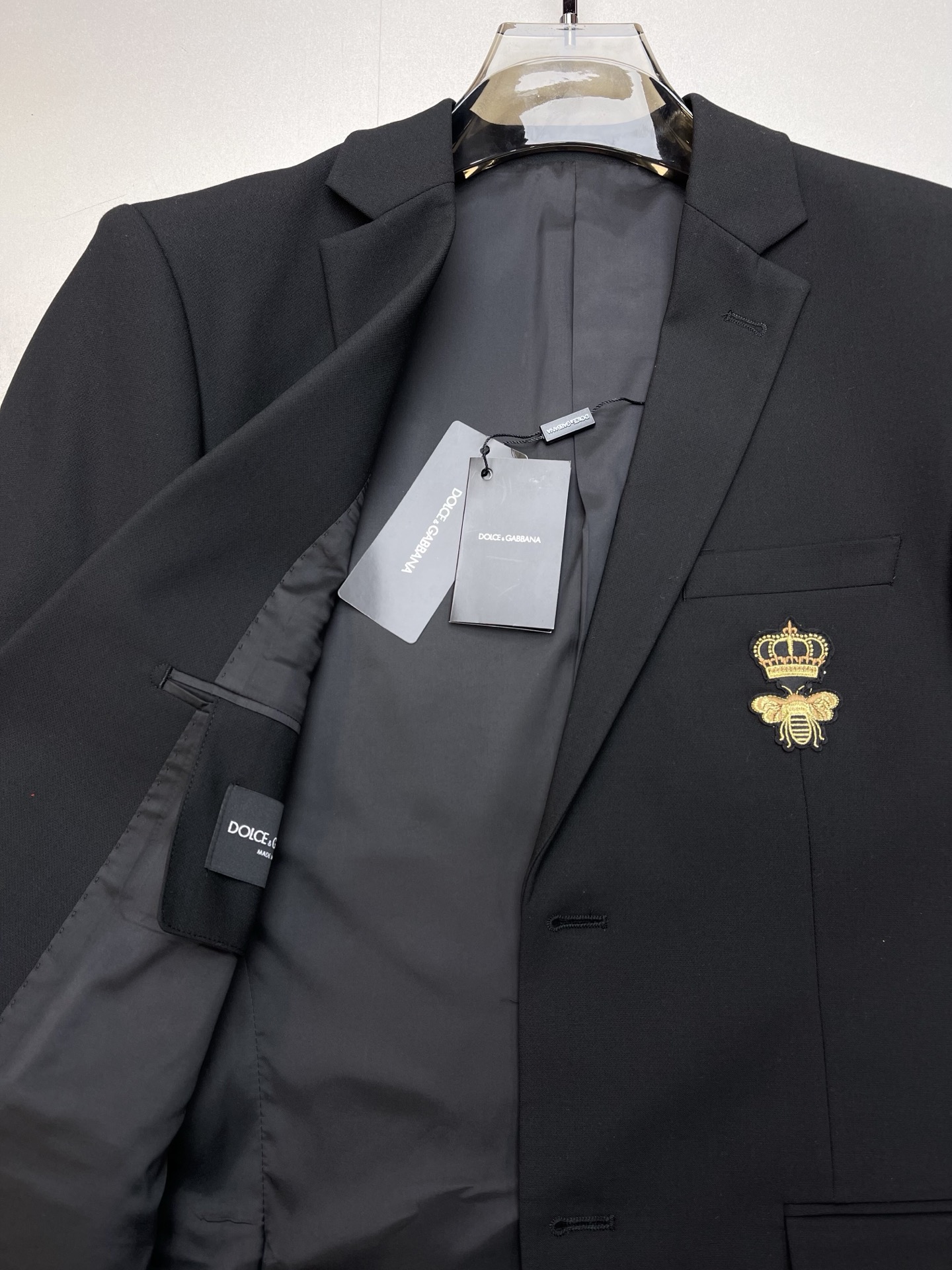 一套D&G*杜嘉班纳2新款男士色纺商务套西！超高端顶尖一线成衣手工系列，西装领域里的佼佼者，世界公认的顶